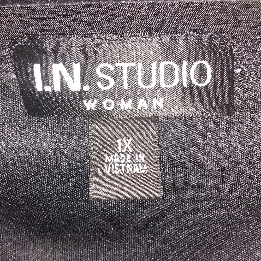 I.N. studio woman 1/4 length shirt.